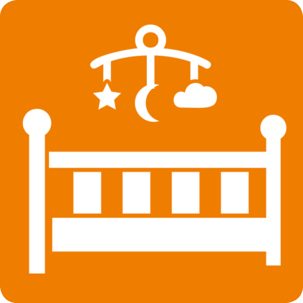 Ein oranges quadratisches Symbol mit einem weißen Kinderbett und einem Mobile mit Sternen und Mond.