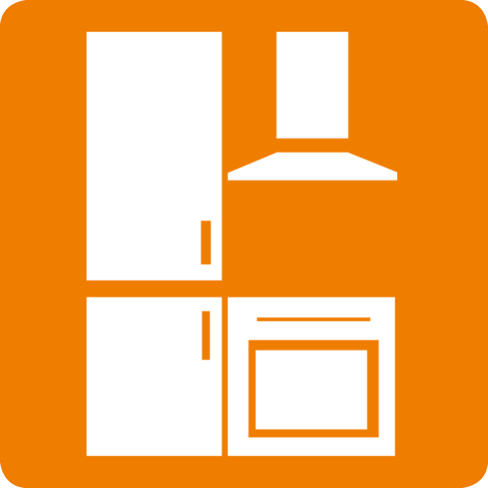 Weißer Küchenschrank und Ofen auf orangefarbenem Hintergrund. Über dem Schrank befindet sich eine Dunstabzugshaube.