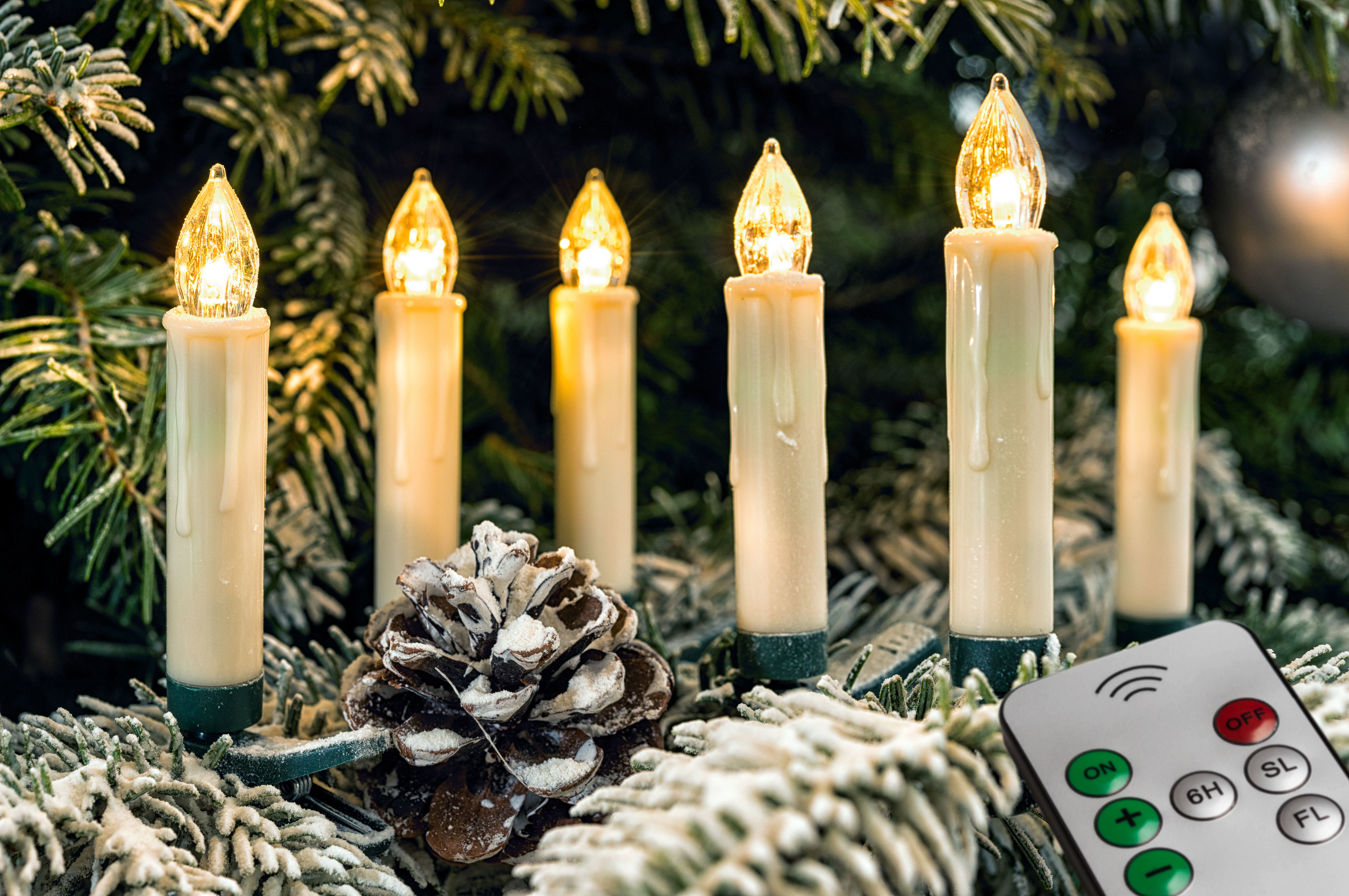 Kerzen auf einem Weihnachtsbaum mit Fernbedienung.