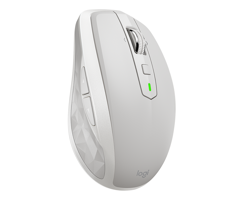 Fehér Logitech vezeték nélküli egér. Van görgetőkerék, gombok és egy zöld fényjelző. A dizájn ergonomikus.