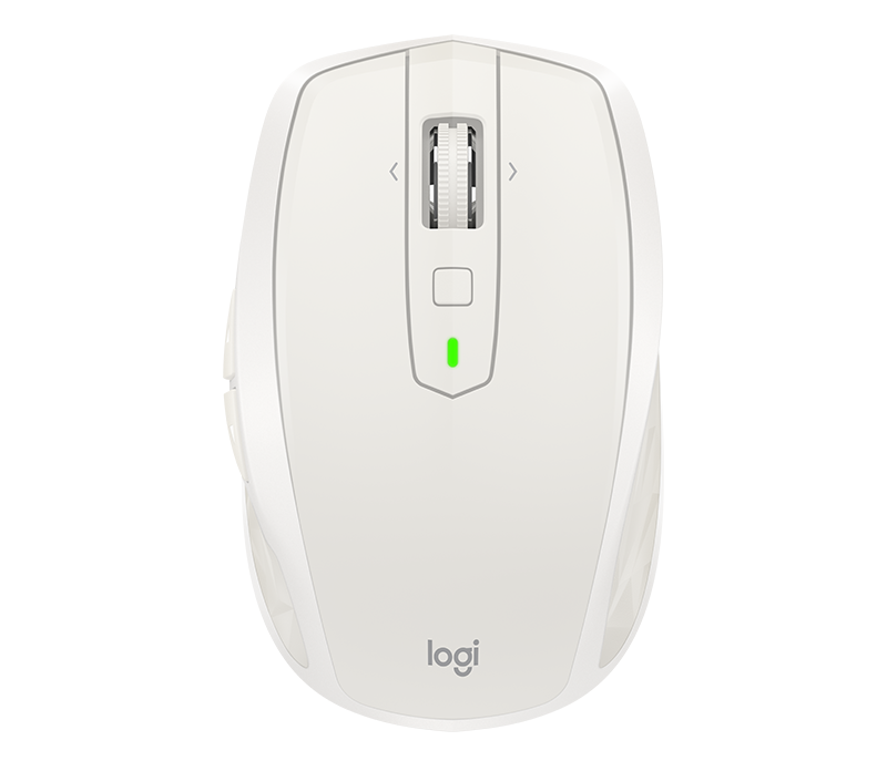 Fehér Logitech egér görgővel, gombokkal és zöld jelzőfénnyel. Az alsó logó látható.