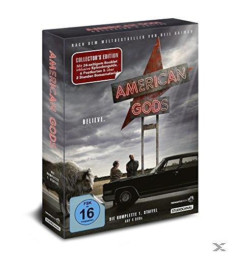 American Gods DVD-Box-Set mit Mann und Auto vor einem Schild.