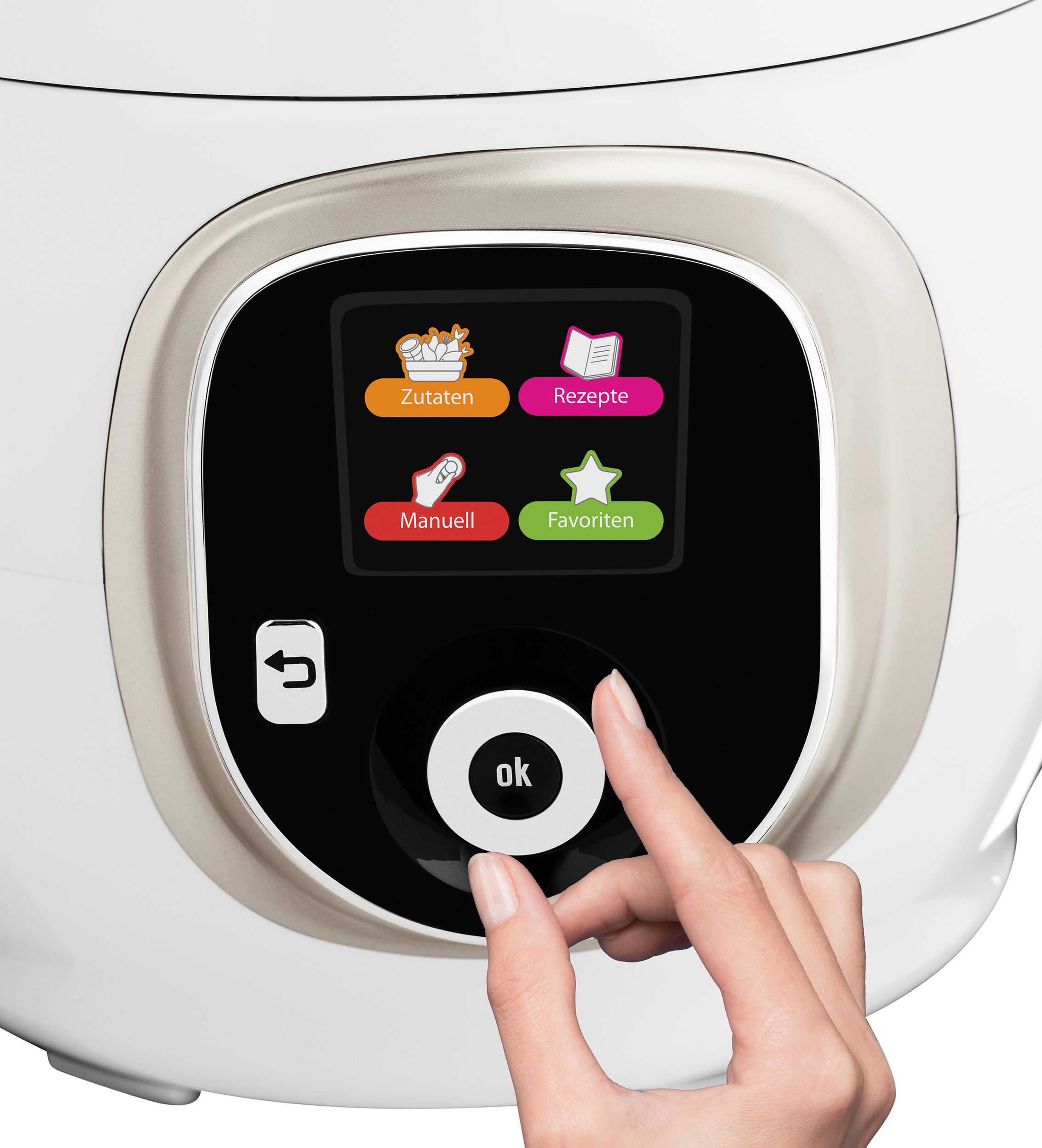 Eine Hand drückt die "OK"-Taste auf dem Bildschirm eines weißen intelligenten Küchengeräts.