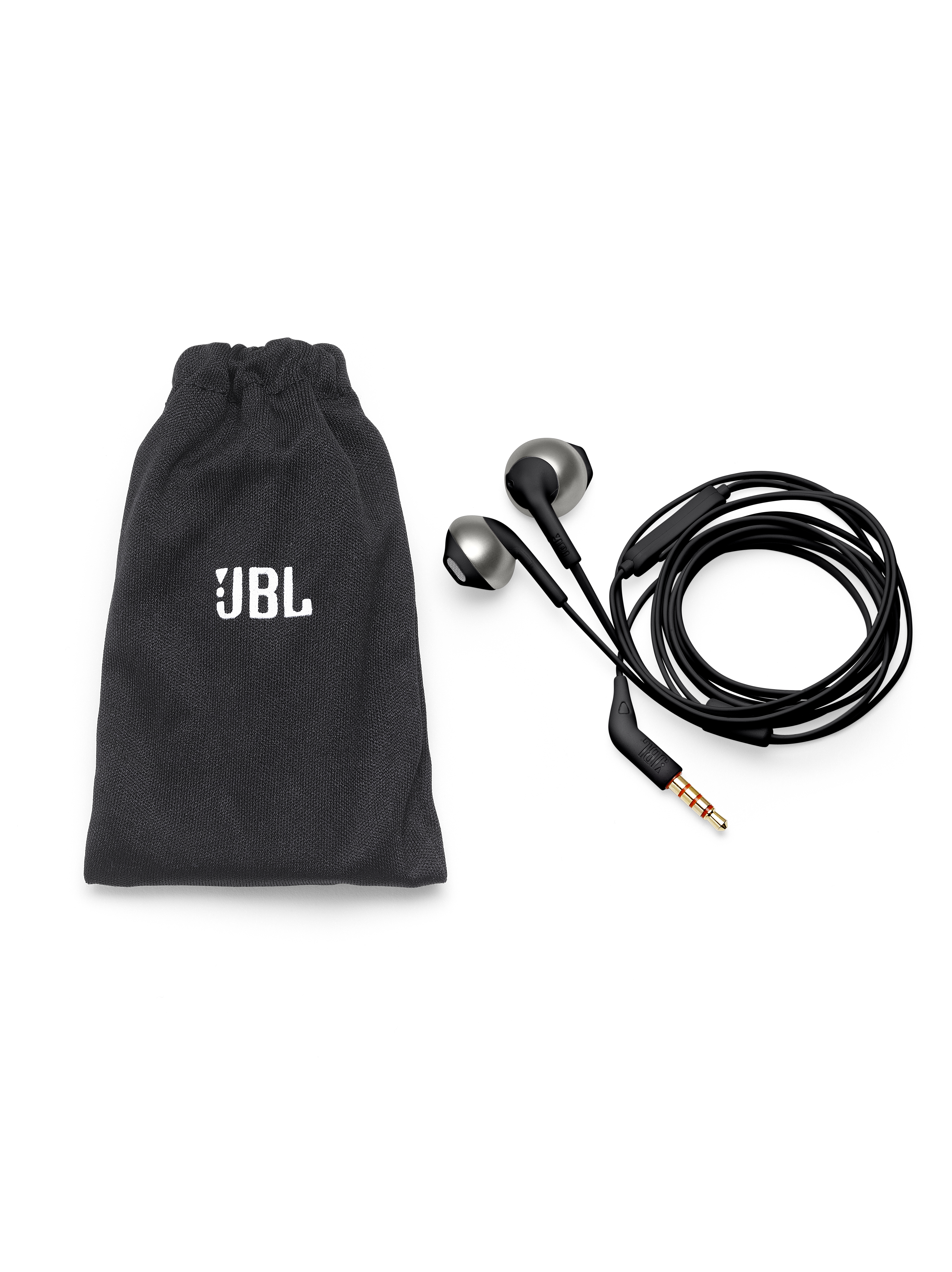 Schwarze JBL-Kopfhörer und eine dunkelgraue Tasche mit weißem JBL-Logo auf weißem Hintergrund.
