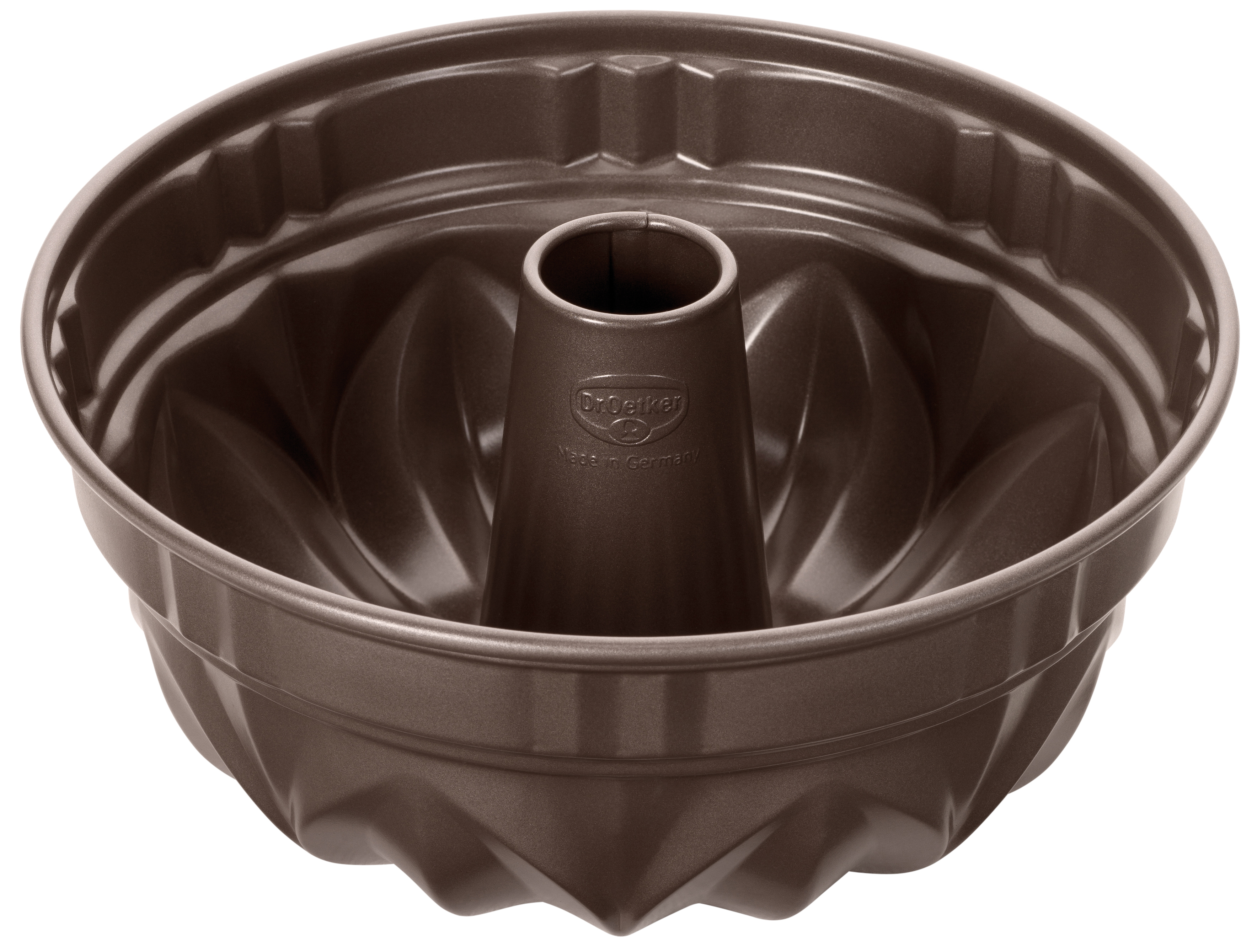 Eine braune Gugelhupf-Form mit einem zentralen Rohr. Sie hat ein geriffeltes Design.