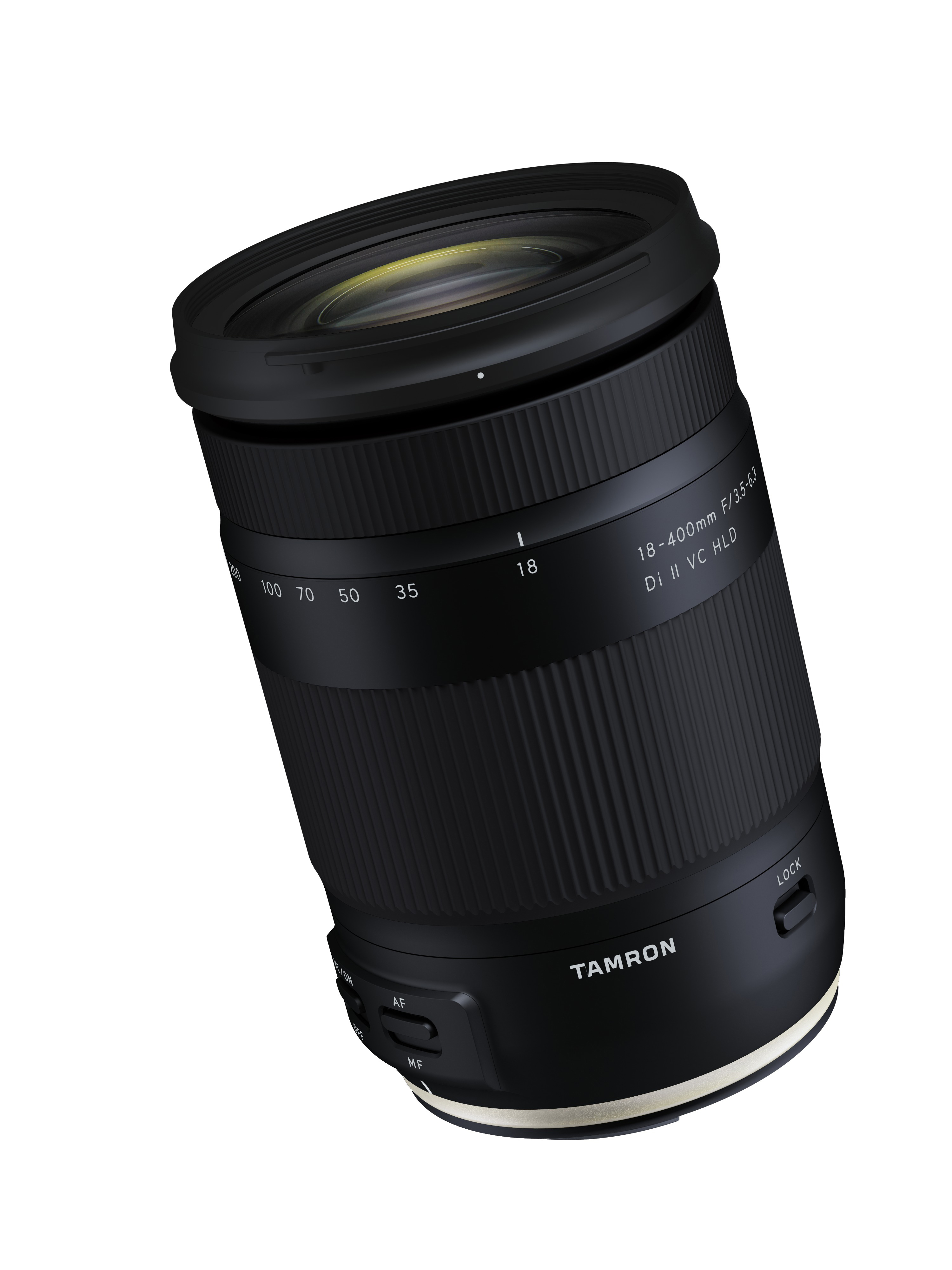Schwarzes Kameraobjektiv mit weißem Text, abgewinkelt. Liest sich: "Tamron 18-400mm F/3.5-6.3 Di II VC HLD".