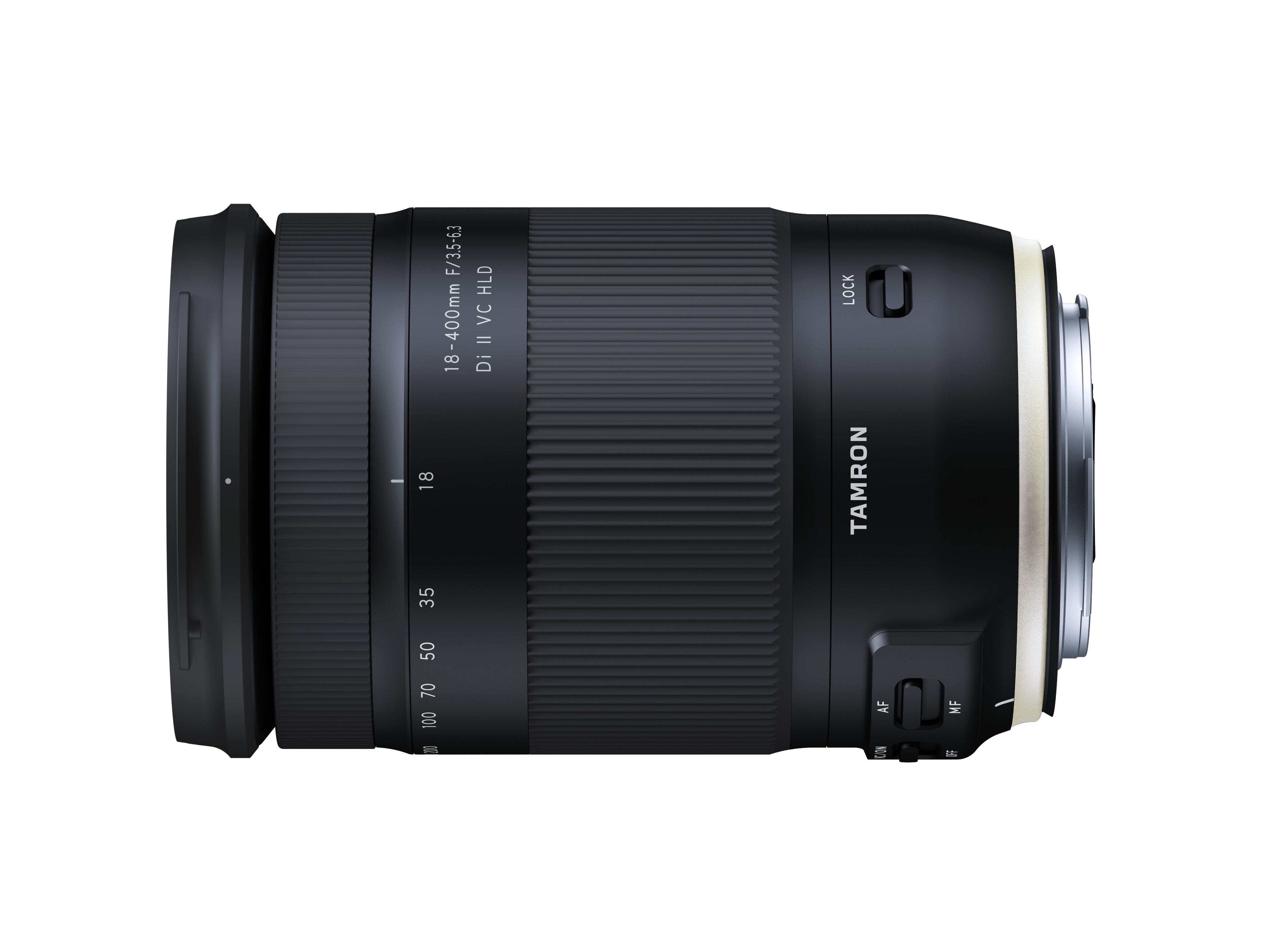 Schwarzes Tamron Kameraobjektiv mit weißem Text und Details. Das Objektiv ist fokussiert und hat einen Zoomring.