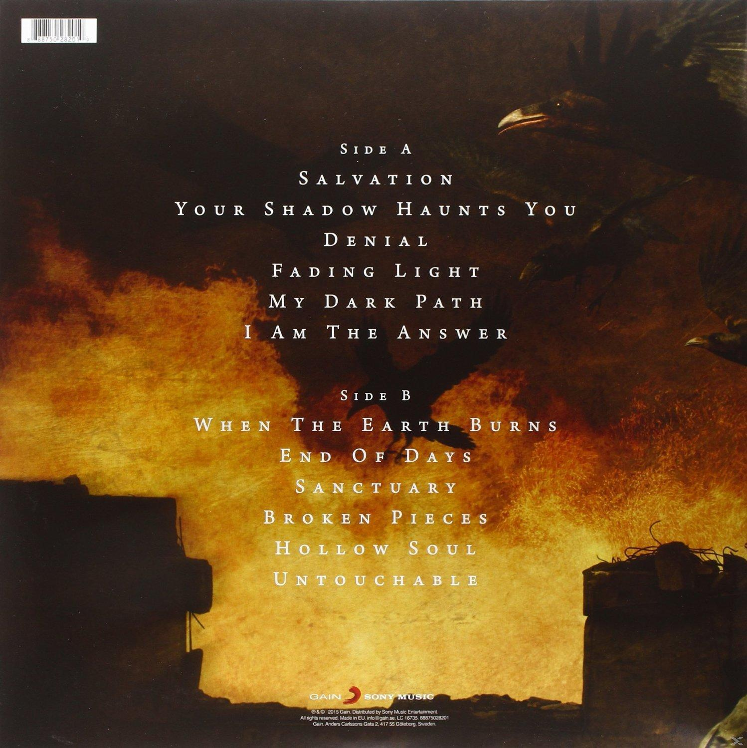Albumcover mit Songtiteln, dunkler Hintergrund, Raben und brennende Struktur.