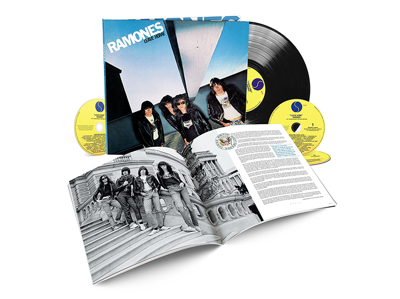 A Ramones 'Leave Home' albumának borítója, bakelit lemez és két CD.