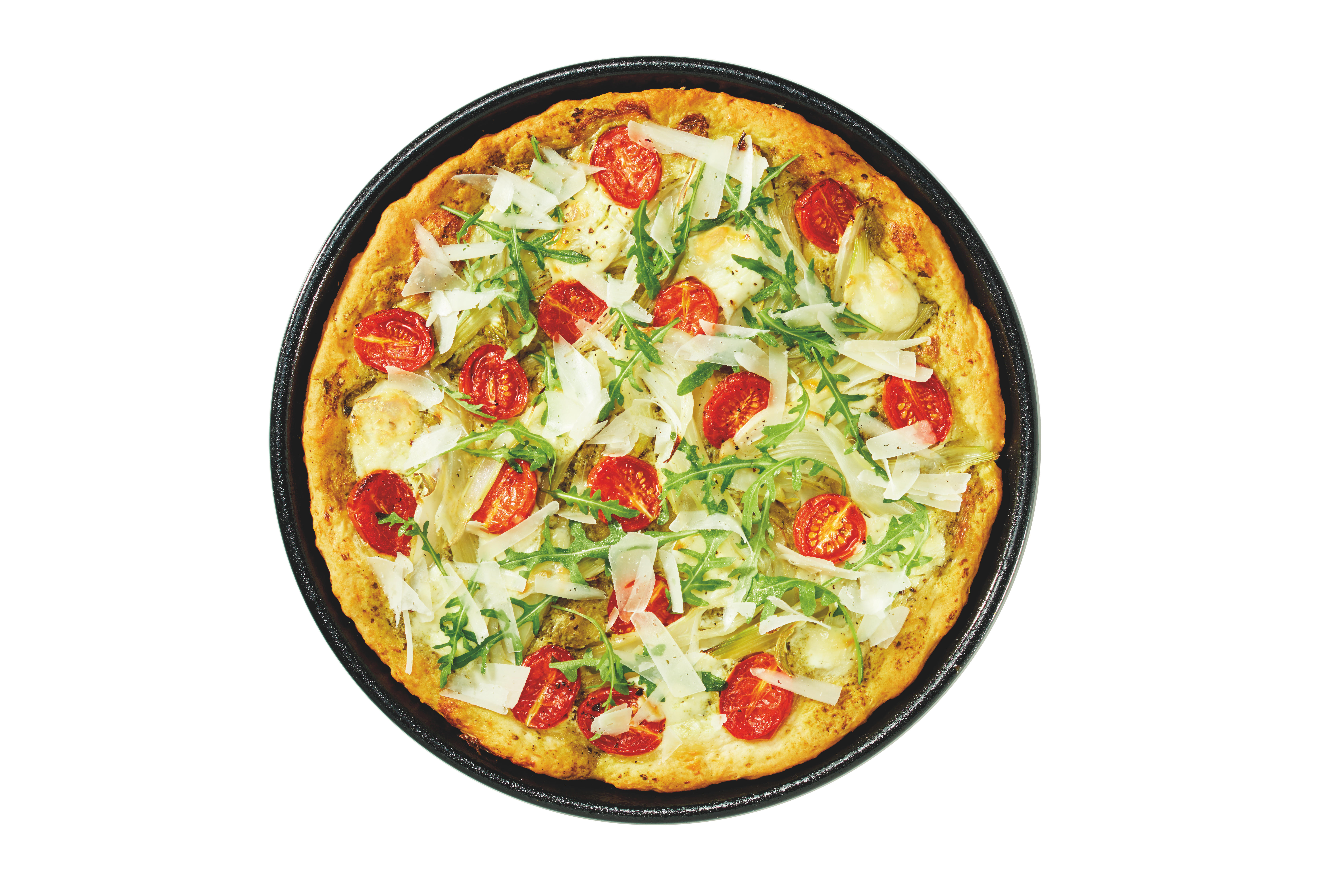 Draufsicht auf eine Pizza mit Tomaten, Rucola und Parmesan auf einer schwarzen Pfanne.