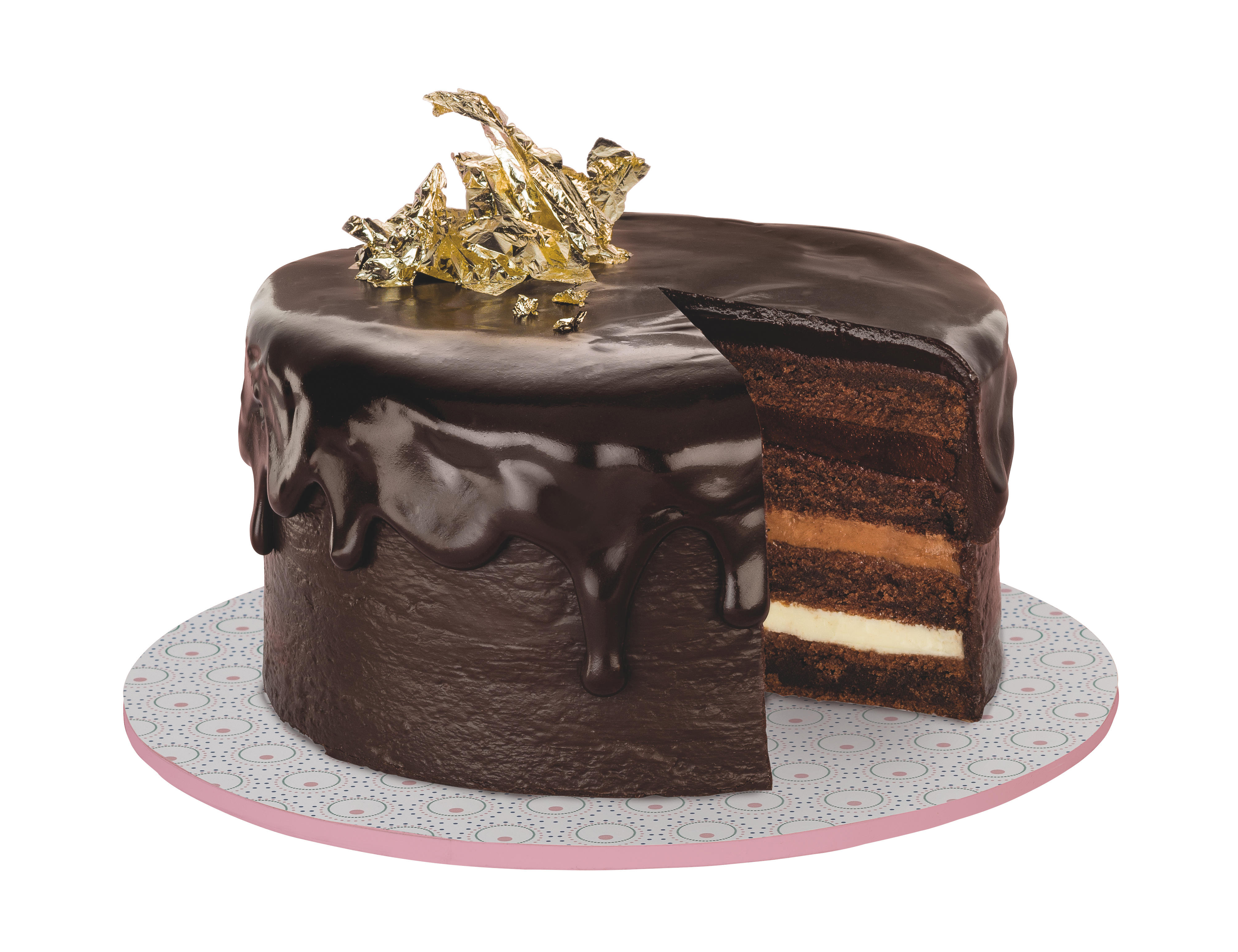 Schokoladenkuchen mit einem herausgeschnittenen Stück. Der Kuchen hat dunkles Schokoladenfrosting und Blattgold.