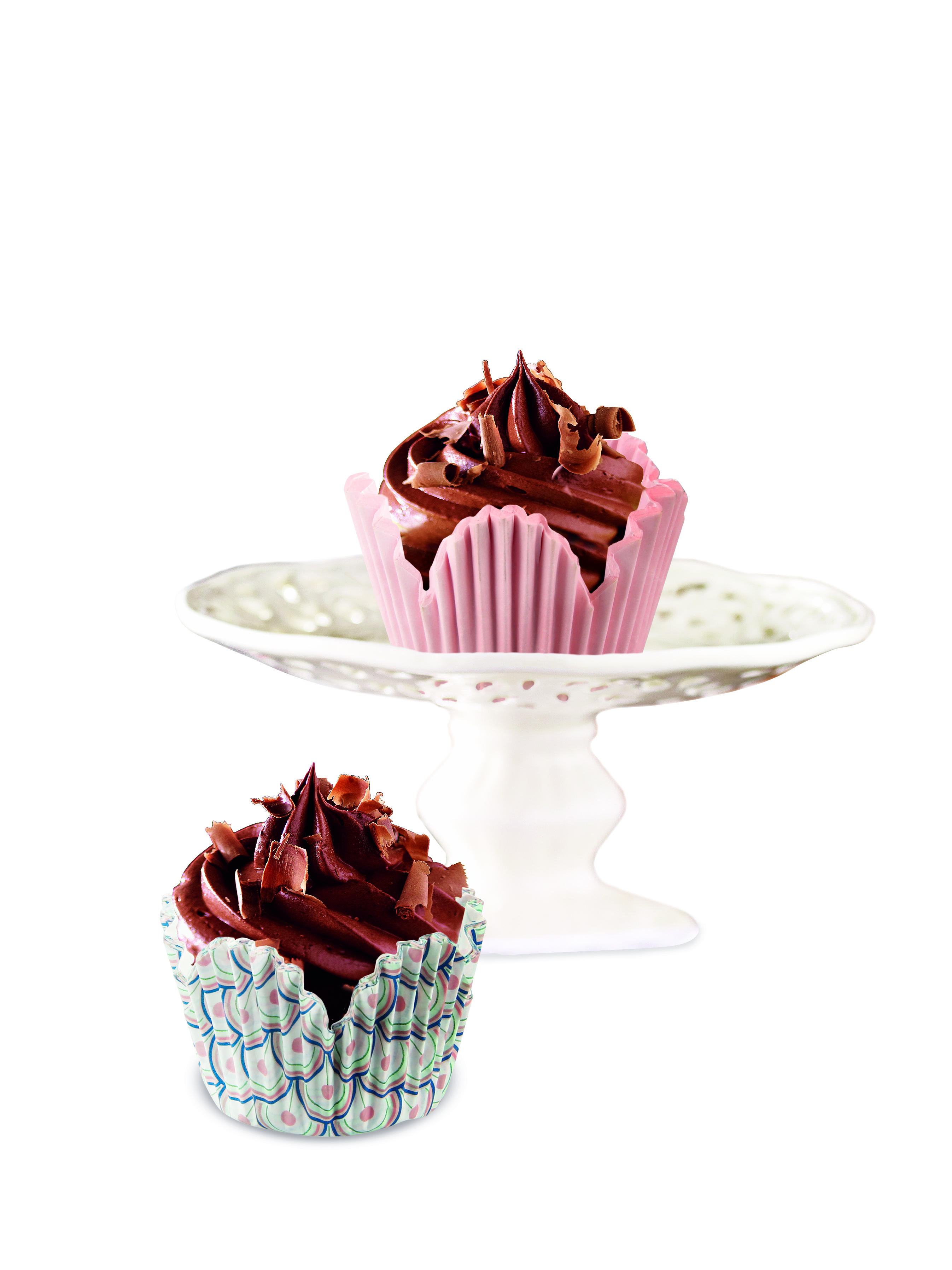 Zwei Cupcakes auf weißem Untergrund, einer in rosa Liner, der andere in gemustertem Liner, mit Zuckerguss.