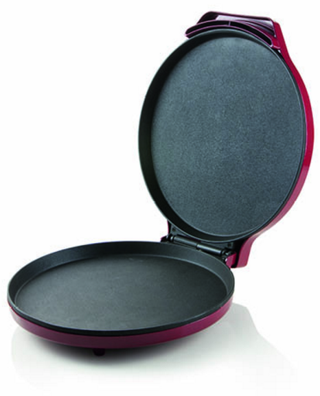 Plancha électrique rouge ouverte avec surfaces de cuisson noires. Le couvercle est relevé. L'objet est sur une surface blanche.