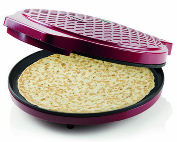 Une machine à tortillas électrique rouge fermée avec une tortilla cuite à l'intérieur.