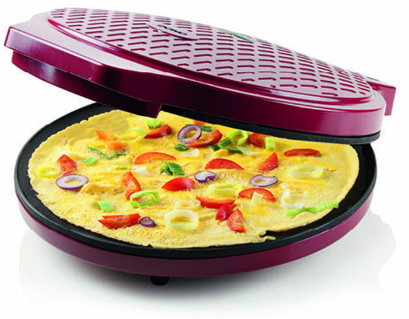 Omelette cuisinant dans un appareil rouge avec des légumes.