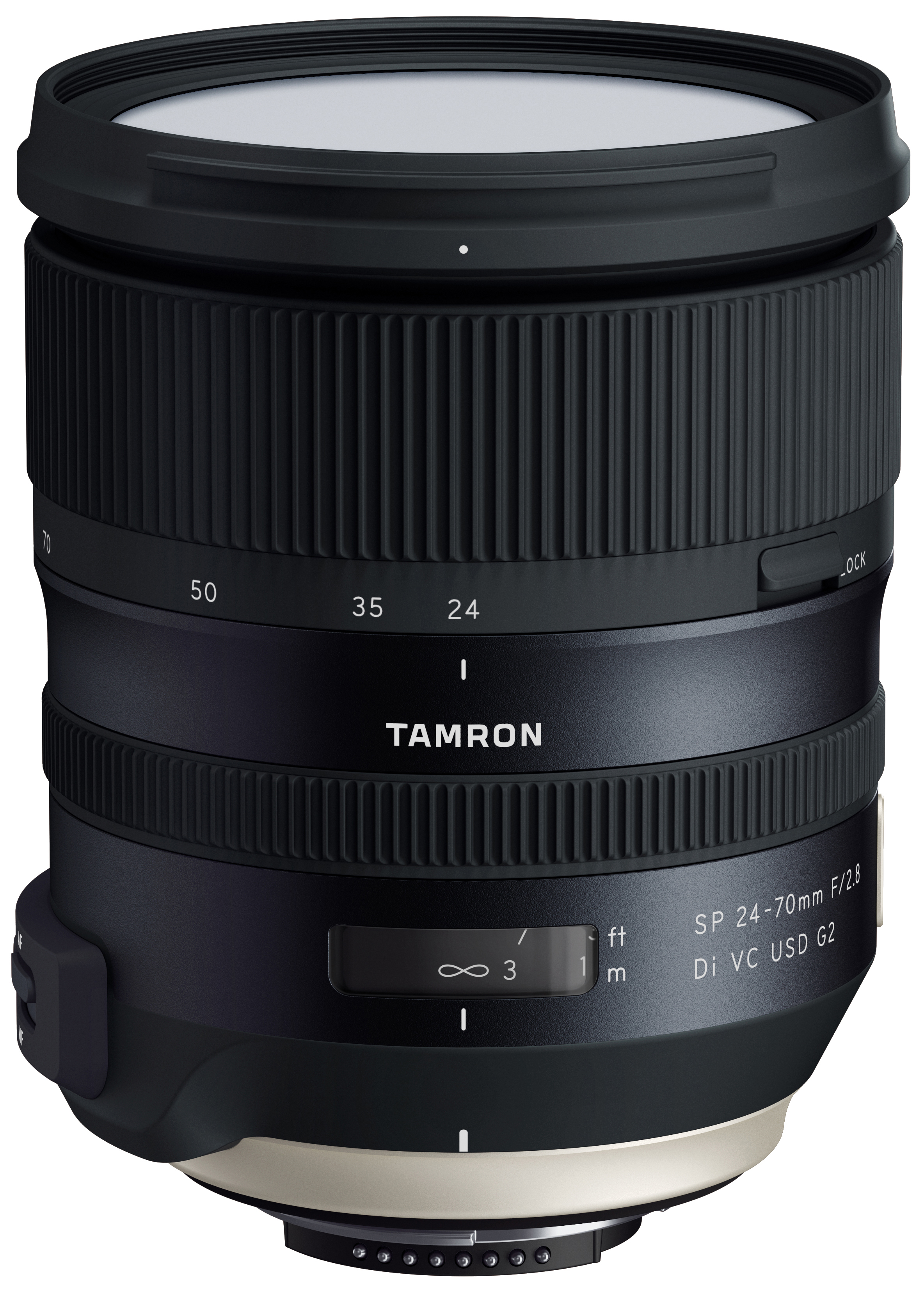Ein schwarzes Tamron-Kameraobjektiv. Es hat weiße Markierungen und einen Fokusring. Der Hintergrund ist weiß.