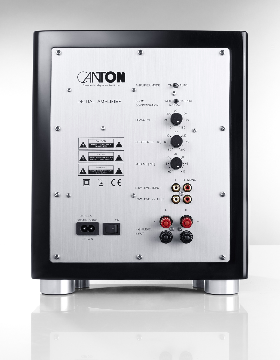 Rückwand eines Canton-Subwoofers. Verfügt über Bedienelemente, Eingänge und Ausgänge. Silbernes Panel mit schwarzem Rahmen.