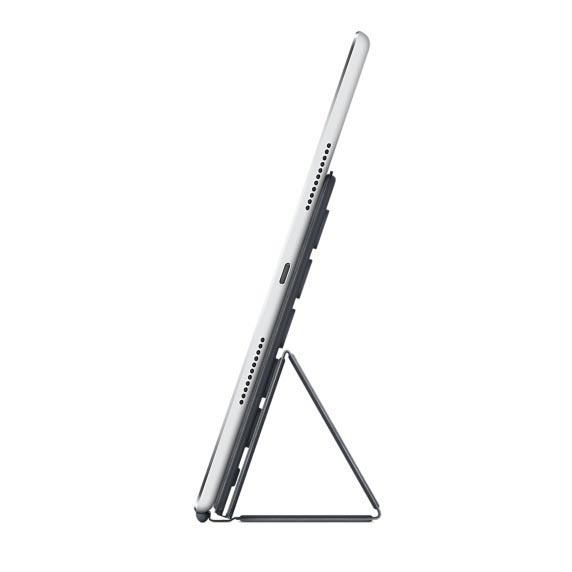 Weißes Tablet-Gerät in einem dunkelgrauen Ständer, abgewinkelt zur Ansicht, mit Tastatur.