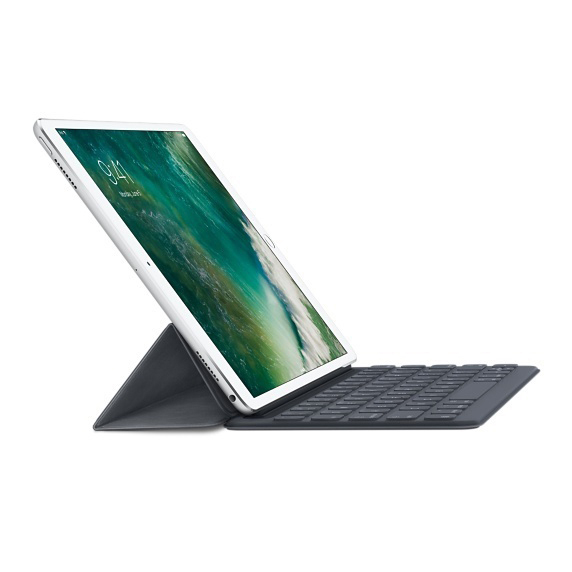 Weißes iPad mit einer Tastaturhülle. Der Bildschirm ist geneigt und zeigt eine Landschaft an. Die Tastatur ist schwarz.