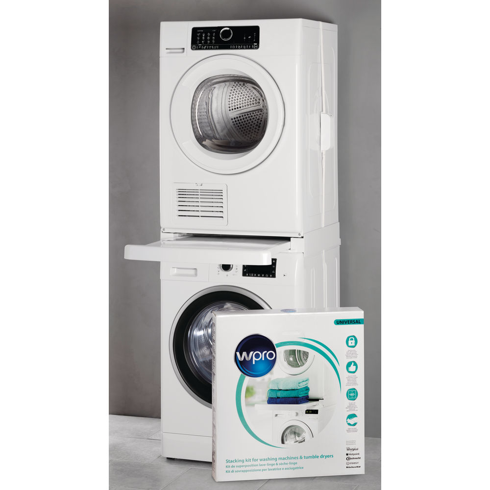 Ensemble lave-linge et sèche-linge blancs, et une boîte de kit d'empilage. Fond gris.