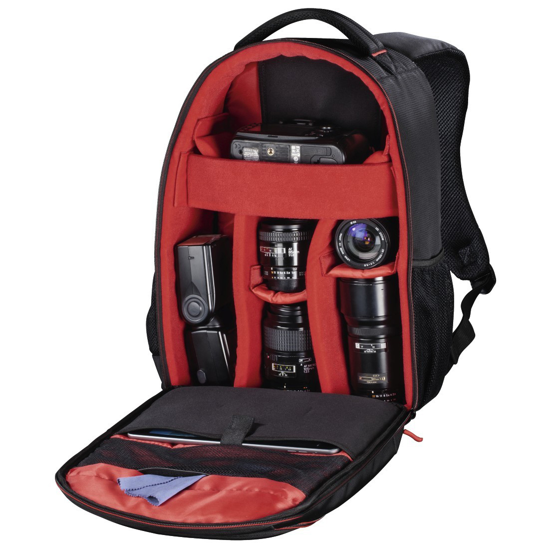 Zaino per fotocamera aperto, fotocamera e obiettivi visibili, interno rosso.
