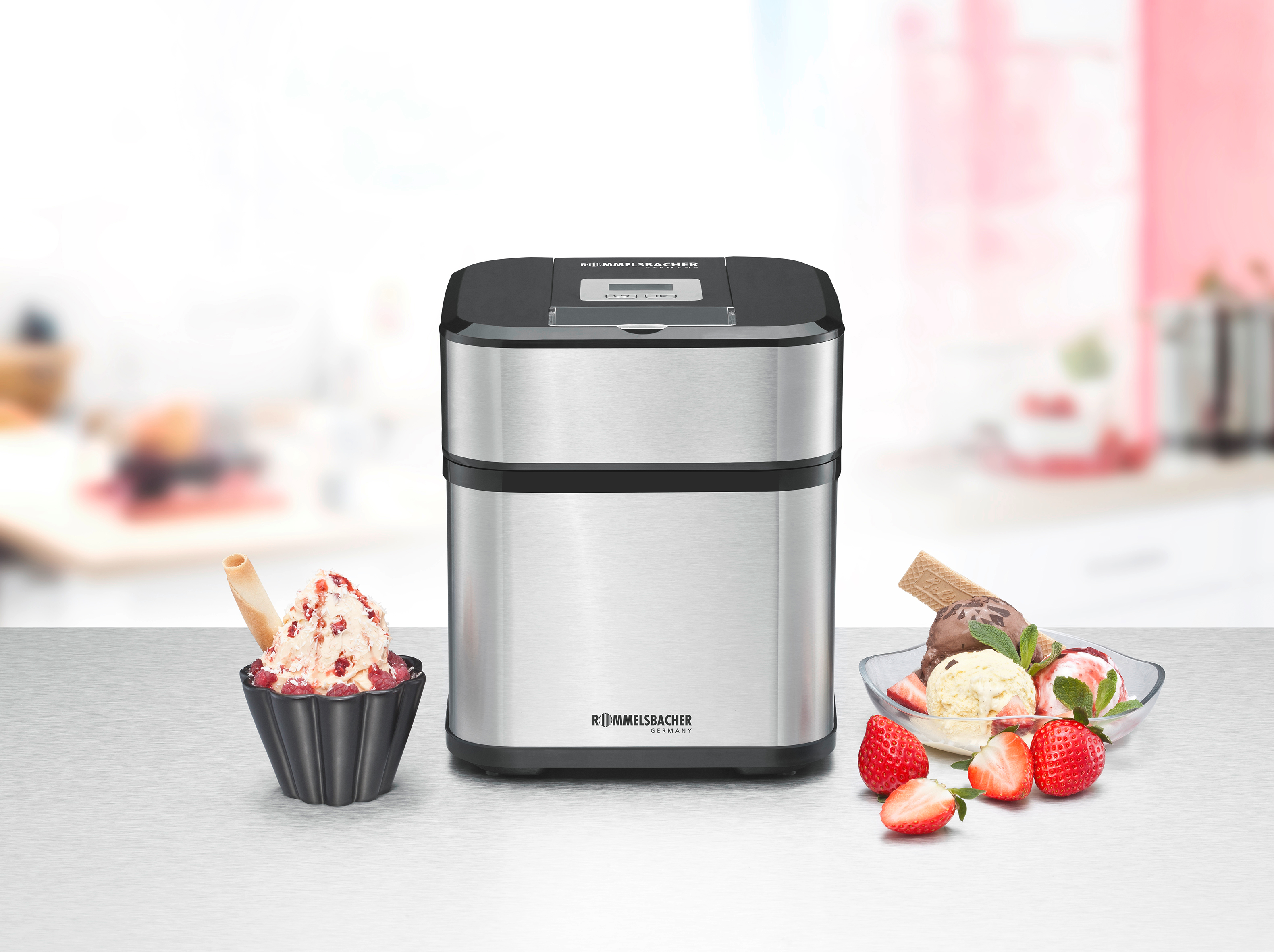 Eismaschine aus Edelstahl. Eine Schüssel Eiscreme und einige Toppings sind im Vordergrund.
