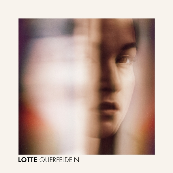 Ein Albumcover mit einem verschwommenen Bild eines Frauengesichts. Text: Lotte, Querfeldein.
