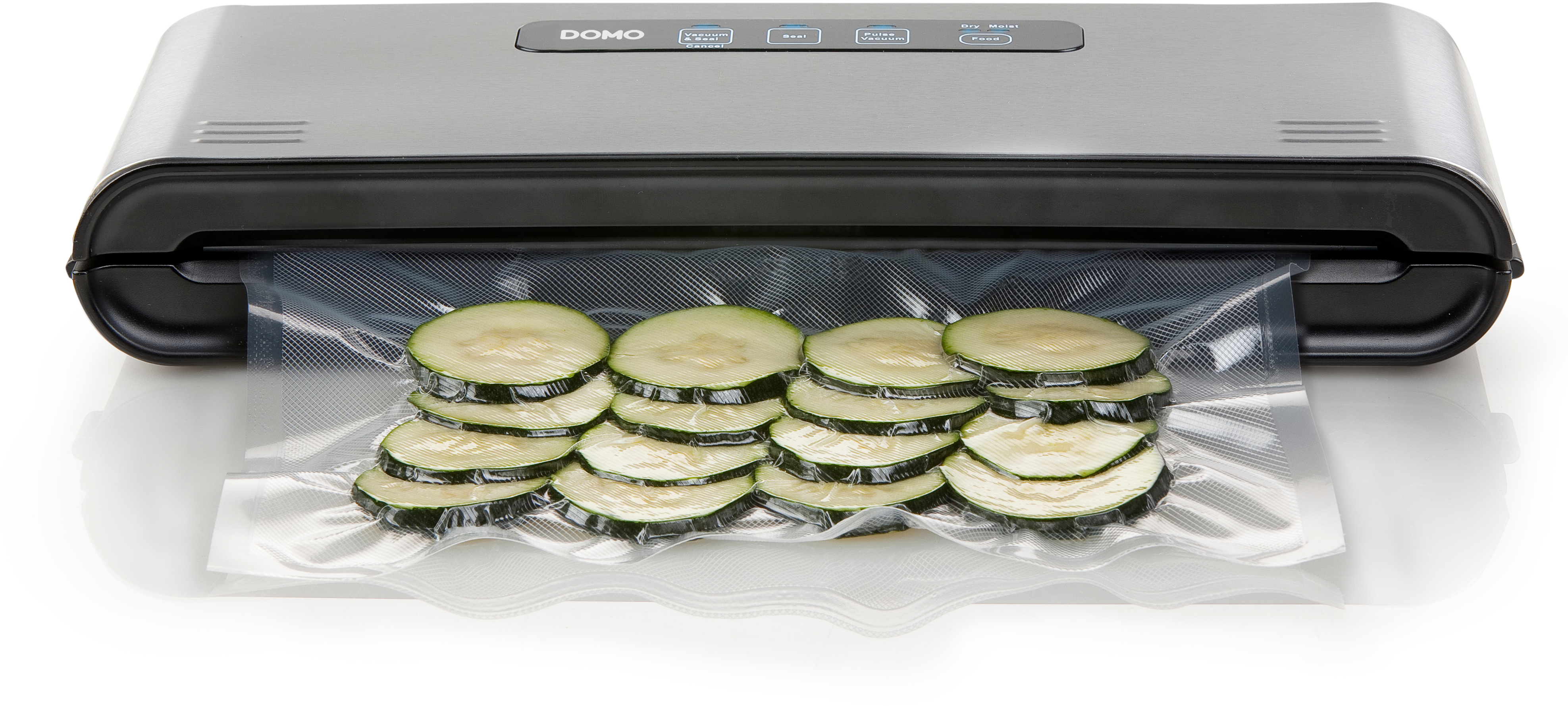 Une scelleuse sous vide avec des courgettes tranchées dans un sac. La machine est argentée et noire.