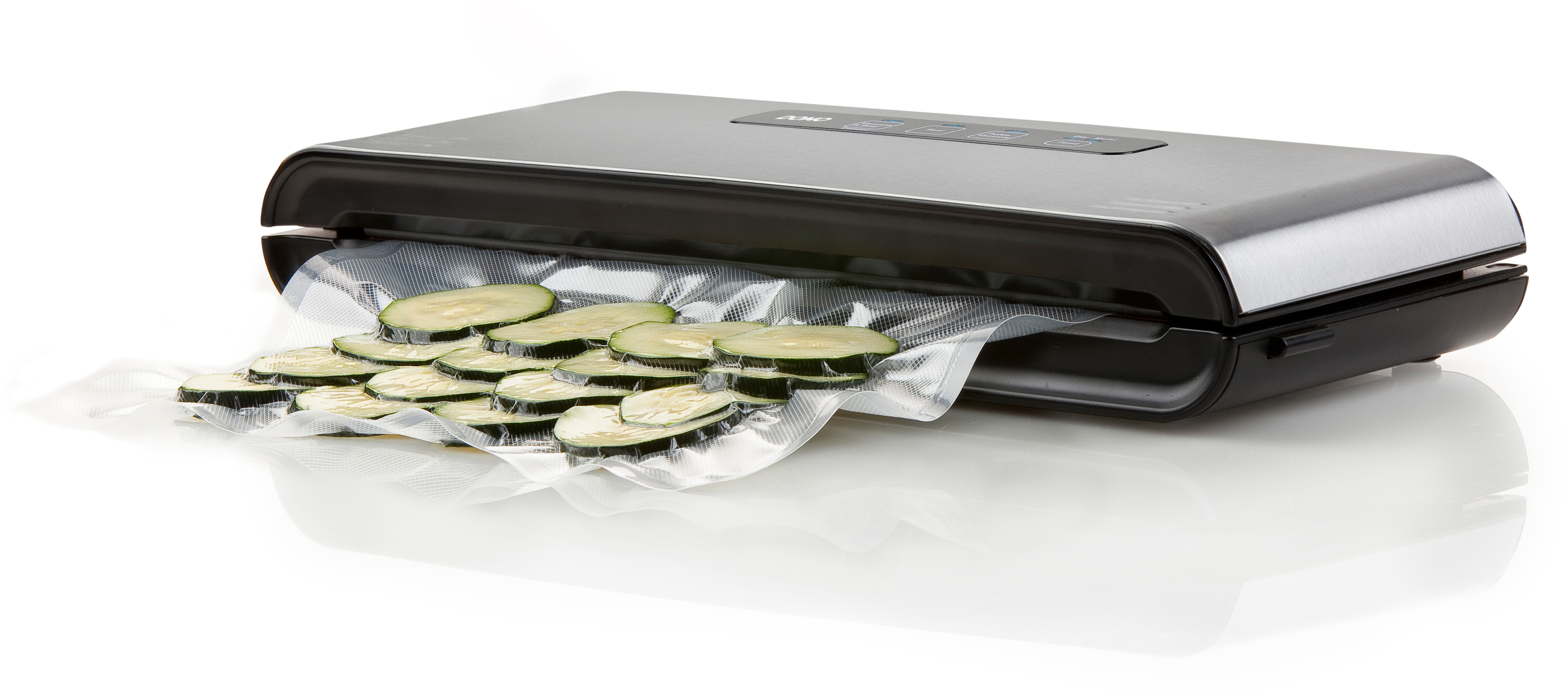 Scelleuse sous vide avec tranches de concombres. Sac transparent. Fond blanc.