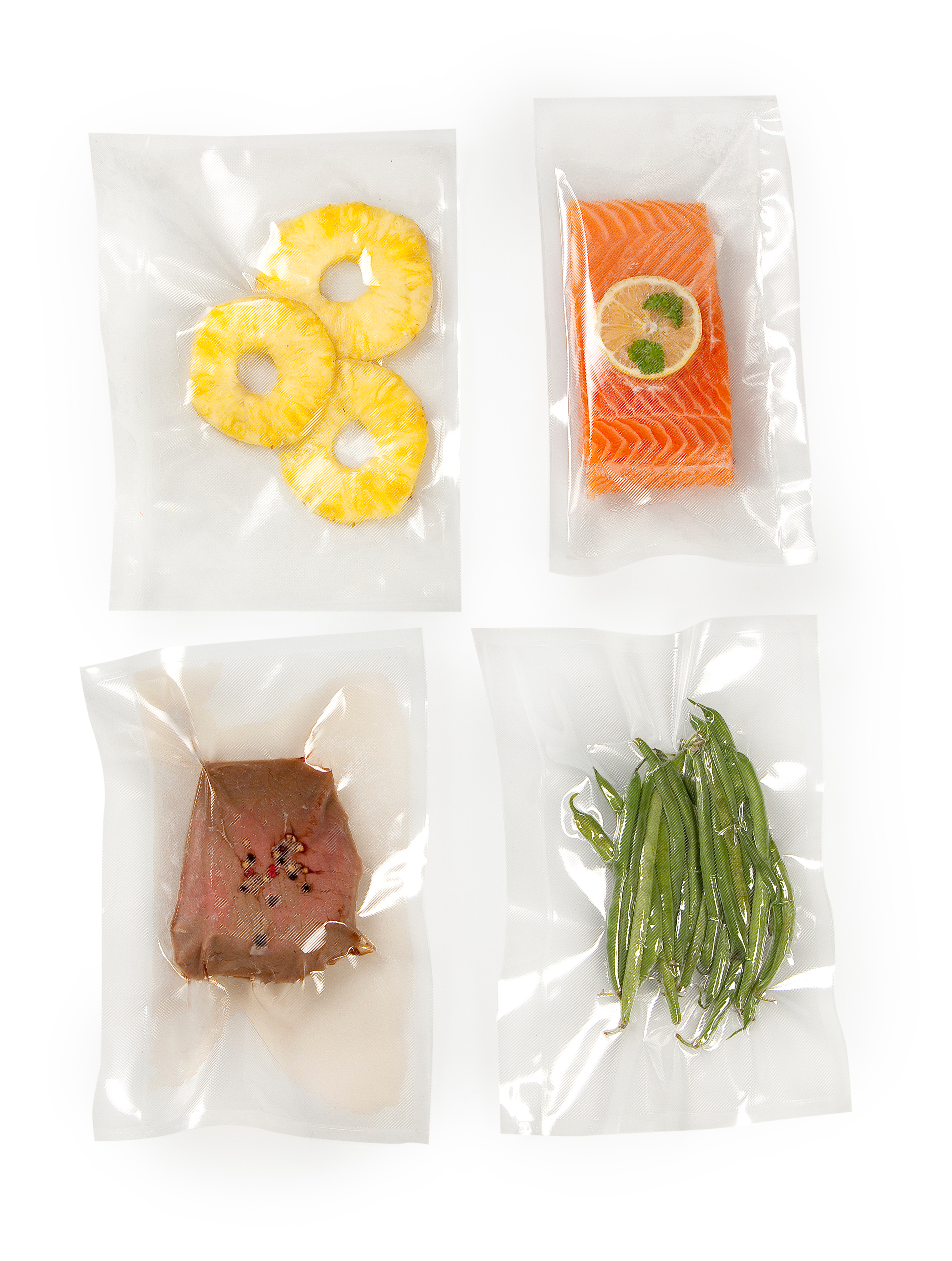 Quatre emballages sous vide avec des aliments : ananas, saumon, viande, haricots.