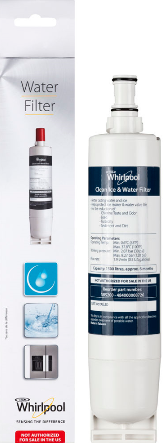 Een waterfilter met een doos. Het filter is wit, met een rode dop. De doos heeft tekst en afbeeldingen.