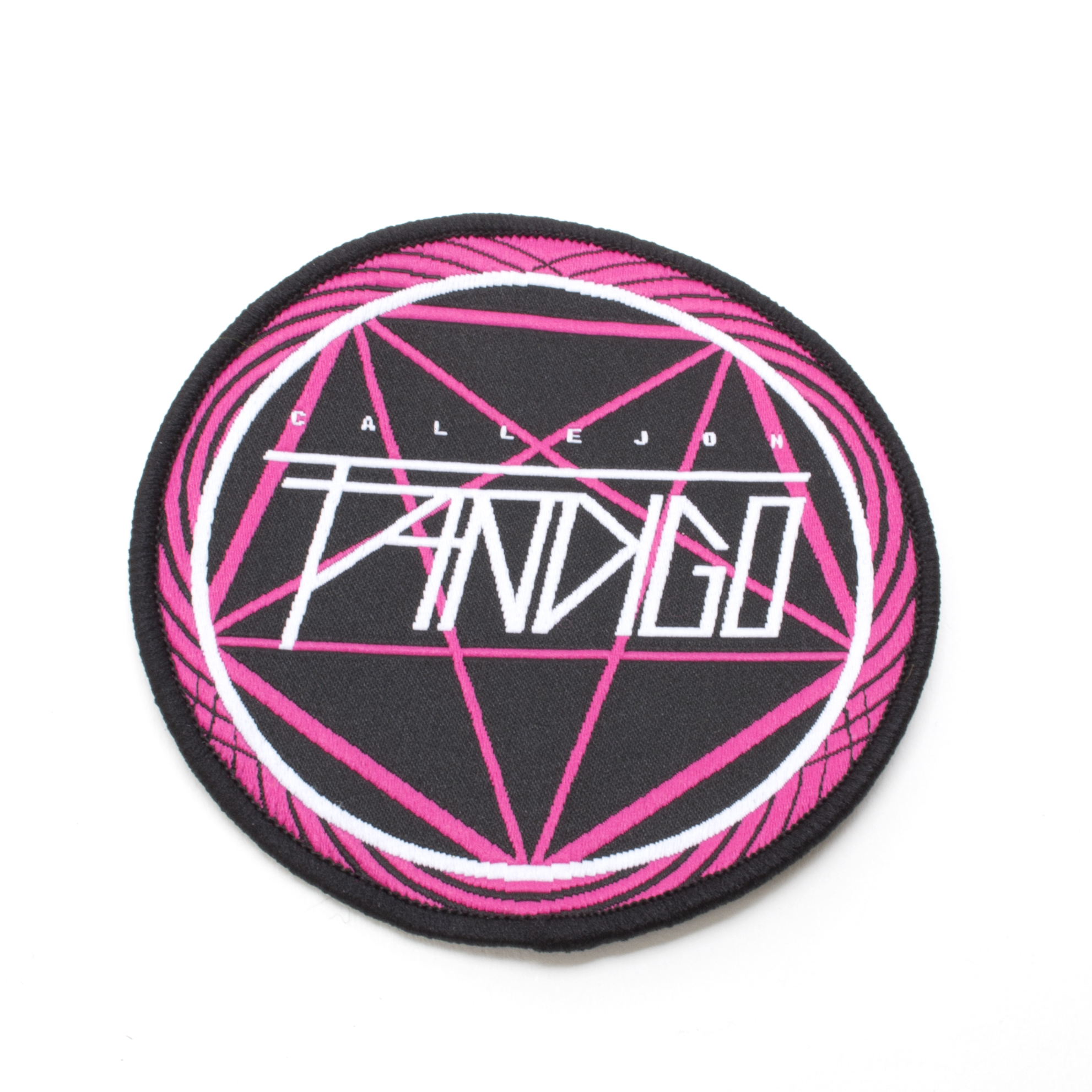 Runder Aufnäher mit rosa und weißem Design auf schwarzem Hintergrund. Text 'FANDIGO' vorhanden.