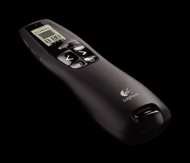 Eine schwarze Logitech-Präsentationsfernbedienung. Sie hat einen Bildschirm mit Akkustand und Uhrzeit. Es gibt Navigationstasten.