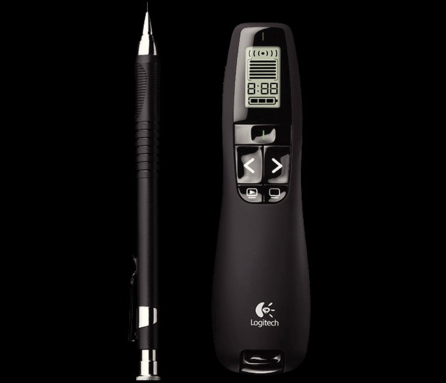 Ein schwarzer Druckbleistift und ein schwarzer Logitech-Präsentationsgerät. Das Gerät hat einen Bildschirm mit Zeit und Signal, mit Steuertasten.