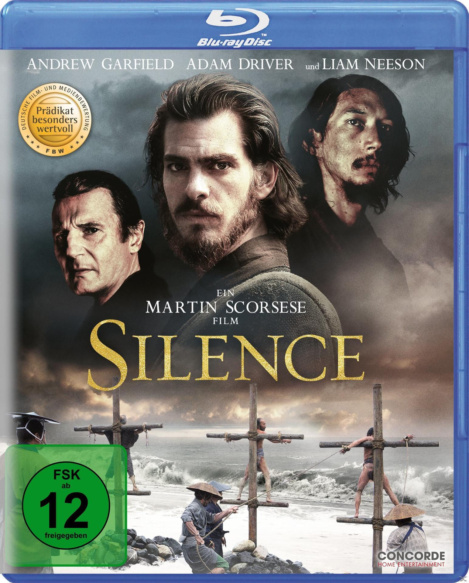 Filmplakat: Silence. Andrew Garfield, Adam Driver und Liam Neeson. Bild von Menschen auf Holzkreuzen.