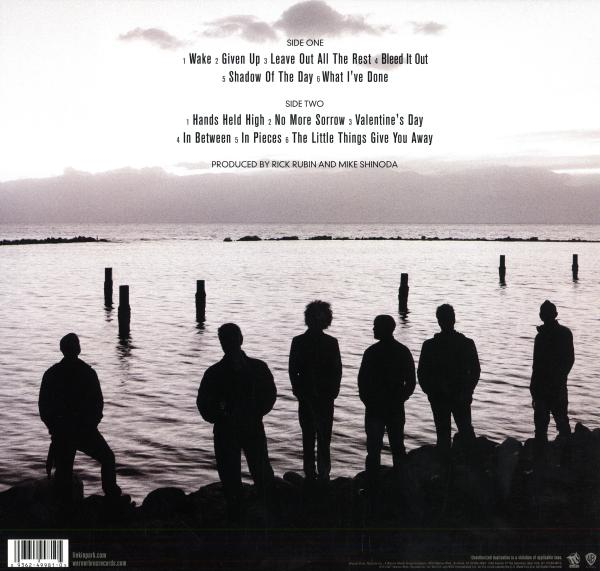 Albumcover mit Bandsilhouette am Ufer, Titellisten Seite eins und zwei sowie Credits. Meer und Himmel.