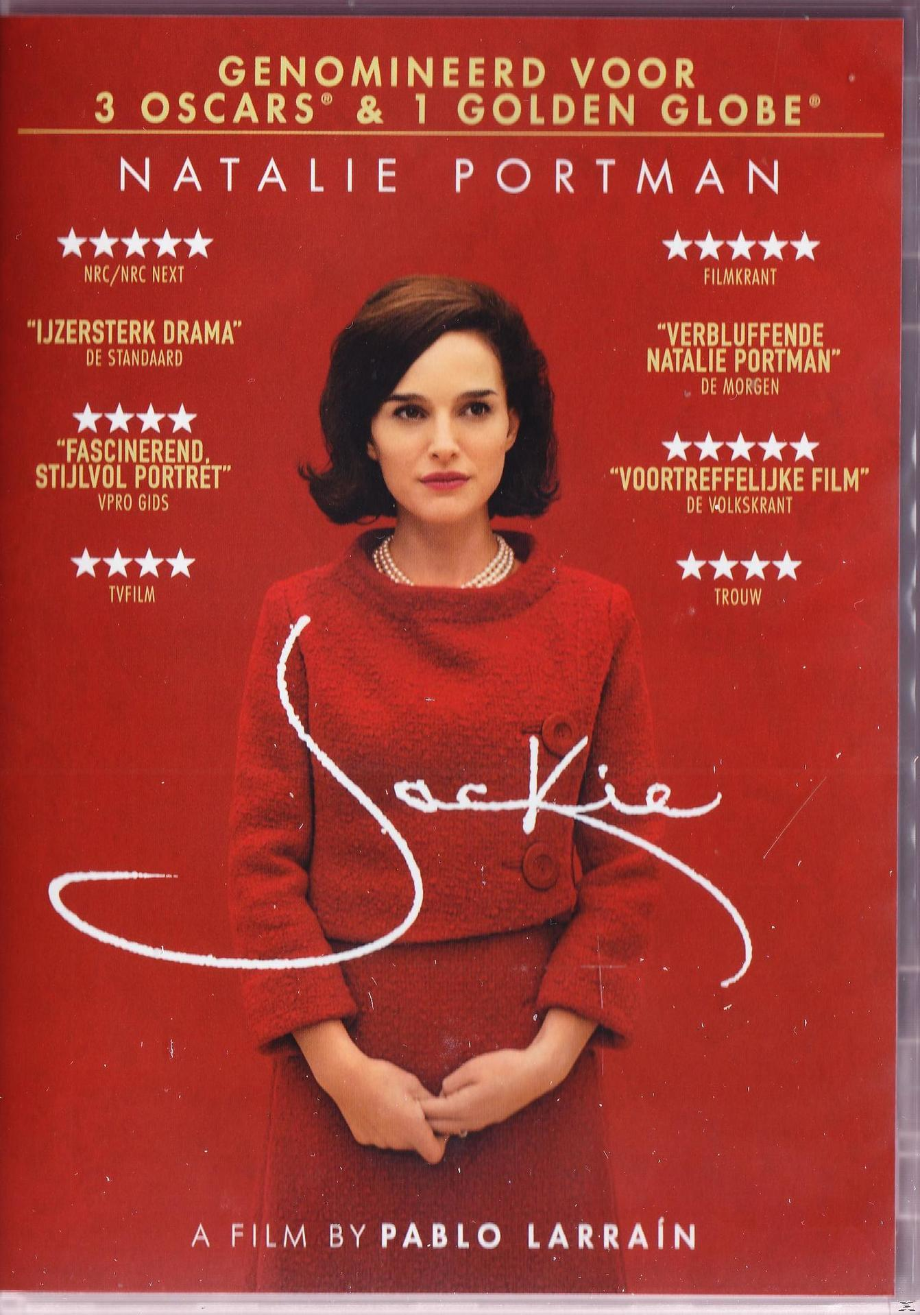 Filmposter met Natalie Portman. Rode achtergrond met de filmtitel 'Jackie'.