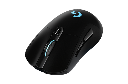 Egy fekete Logitech gamer egér. Van rajta görgő, oldalsó gombok és világító 'G' logó. Az egér sötét háttéren van.