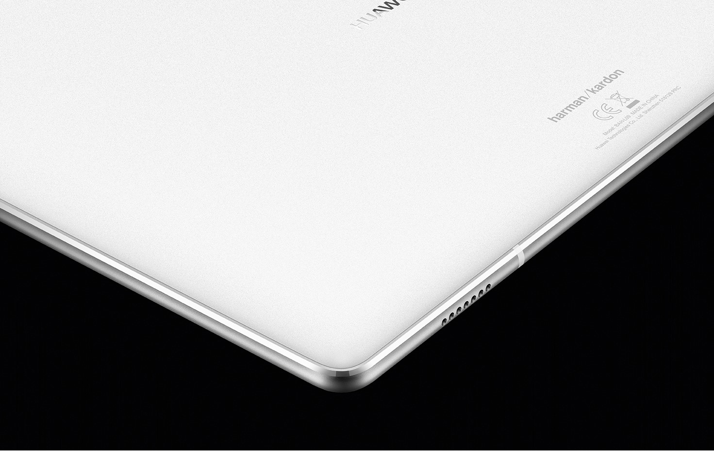Rückseite eines weißen Tablets. Mit Marke 'Huawei' und 'harman/kardon' Logo, mit silbernem Rahmen auf schwarzem Hintergrund.
