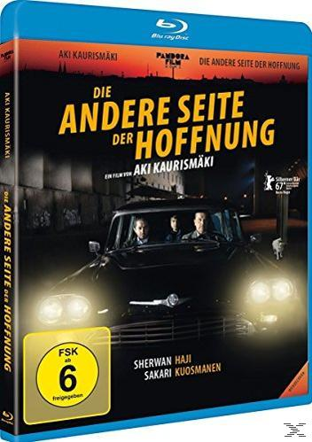 Filmcover. Ein Auto mit Leuten darin. Text auf Deutsch: Die Andere Seite der Hoffnung.