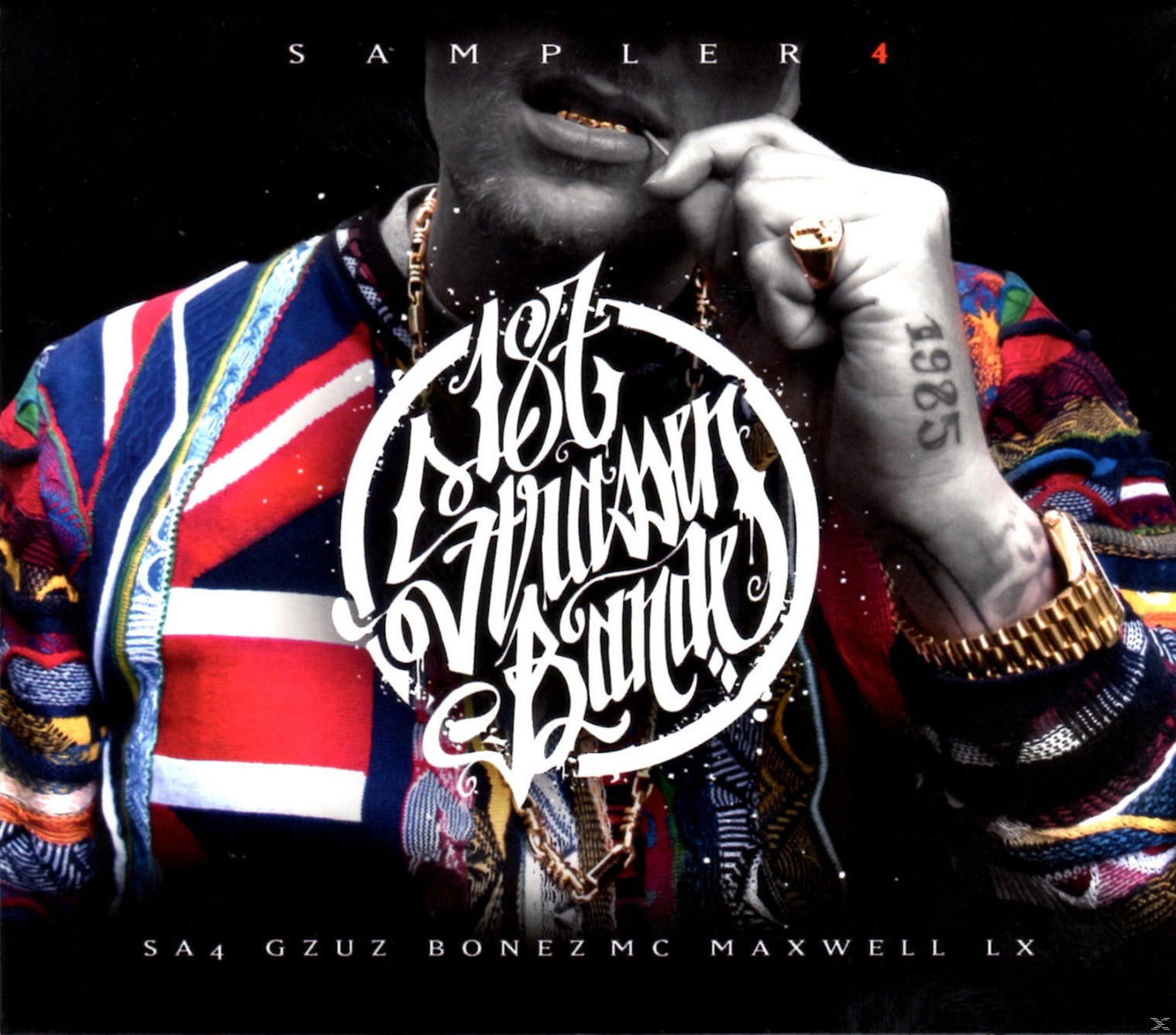 Albumcover, Mann mit Goldzähnen, Union Jack Jacke und goldener Uhr. Dunkler Hintergrund.