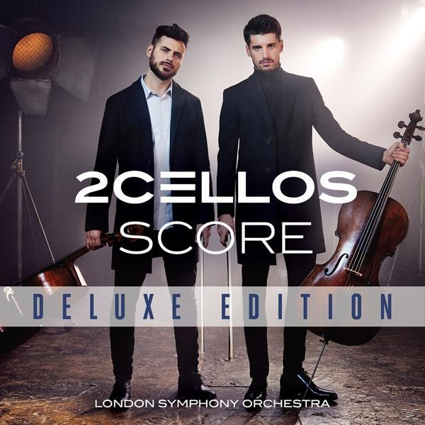 Zwei Männer in Anzügen, die Celli halten. Albumcover für 2Cellos Score Deluxe Edition.