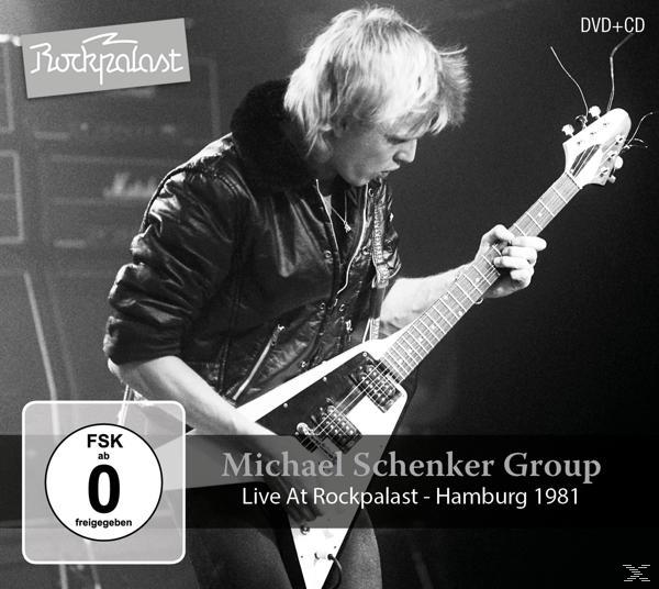 Schwarz-Weiß-Bild eines Mannes, der auf der Bühne eine V-förmige Gitarre spielt. Auf der Bühne stehen Verstärker.