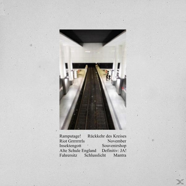 Ein Schwarz-Weiß-Foto zeigt einen U-Bahntunnel mit einer Liste von Songtiteln auf grauem Hintergrund.