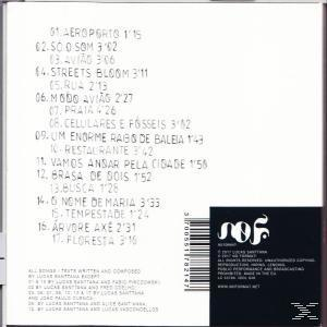Weiße CD-Hülle mit Text auf Portugiesisch. Enthält eine Liste von Songs und ein Schwarz-Weiß-Logo auf weißem Hintergrund.