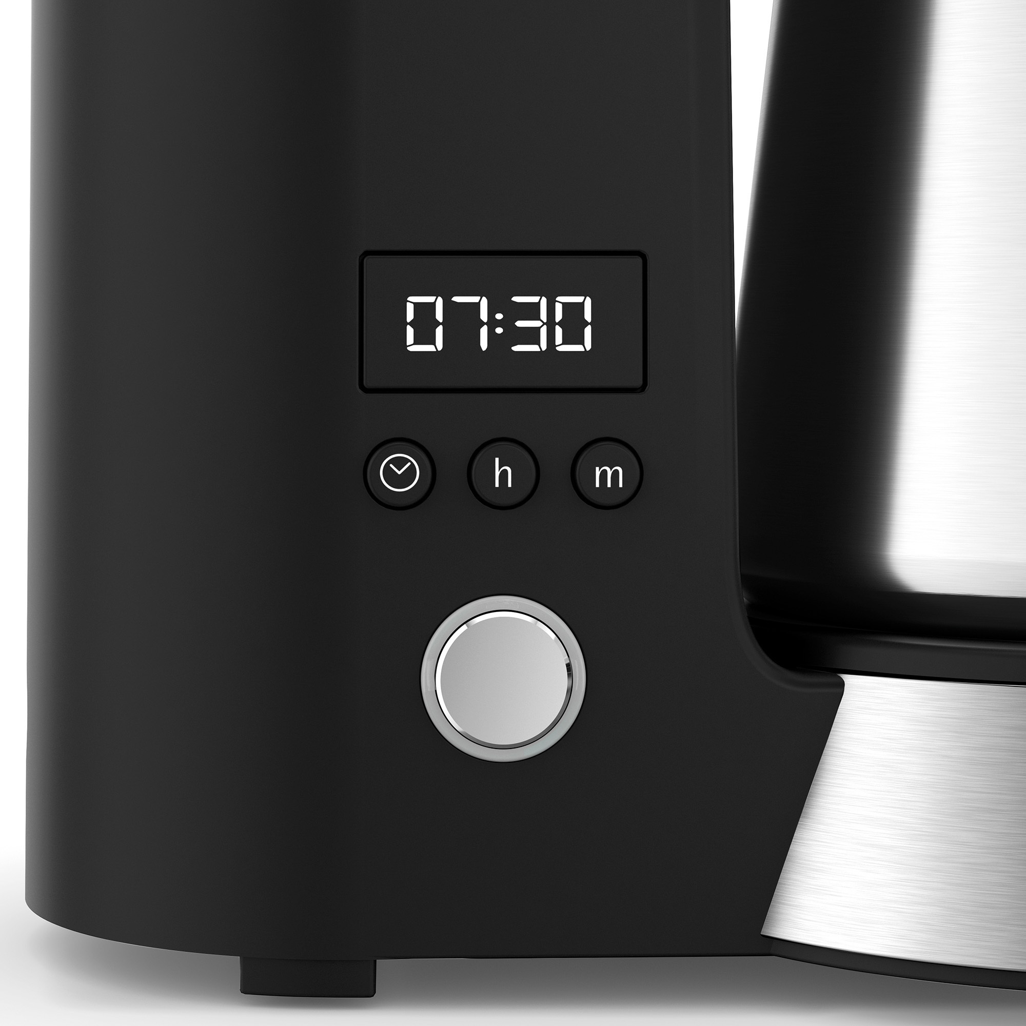 Schwarze Kaffeemaschine mit digitaler Anzeige 07:30. Silberner Knopf und Knöpfe für die Zeit.