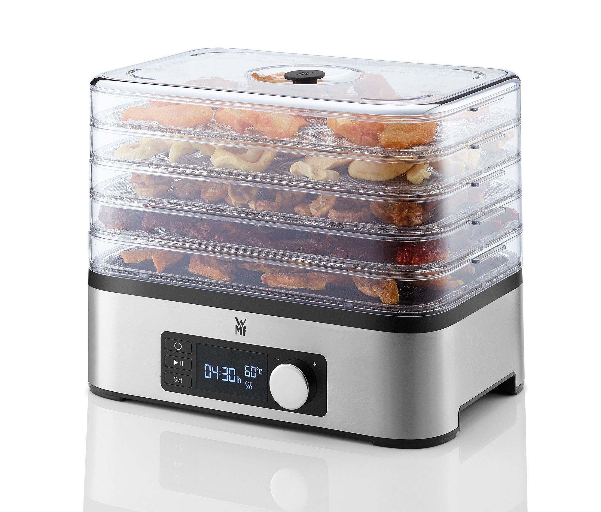 Un essiccatore per alimenti argento e nero con vassoi trasparenti pieni di frutta secca.