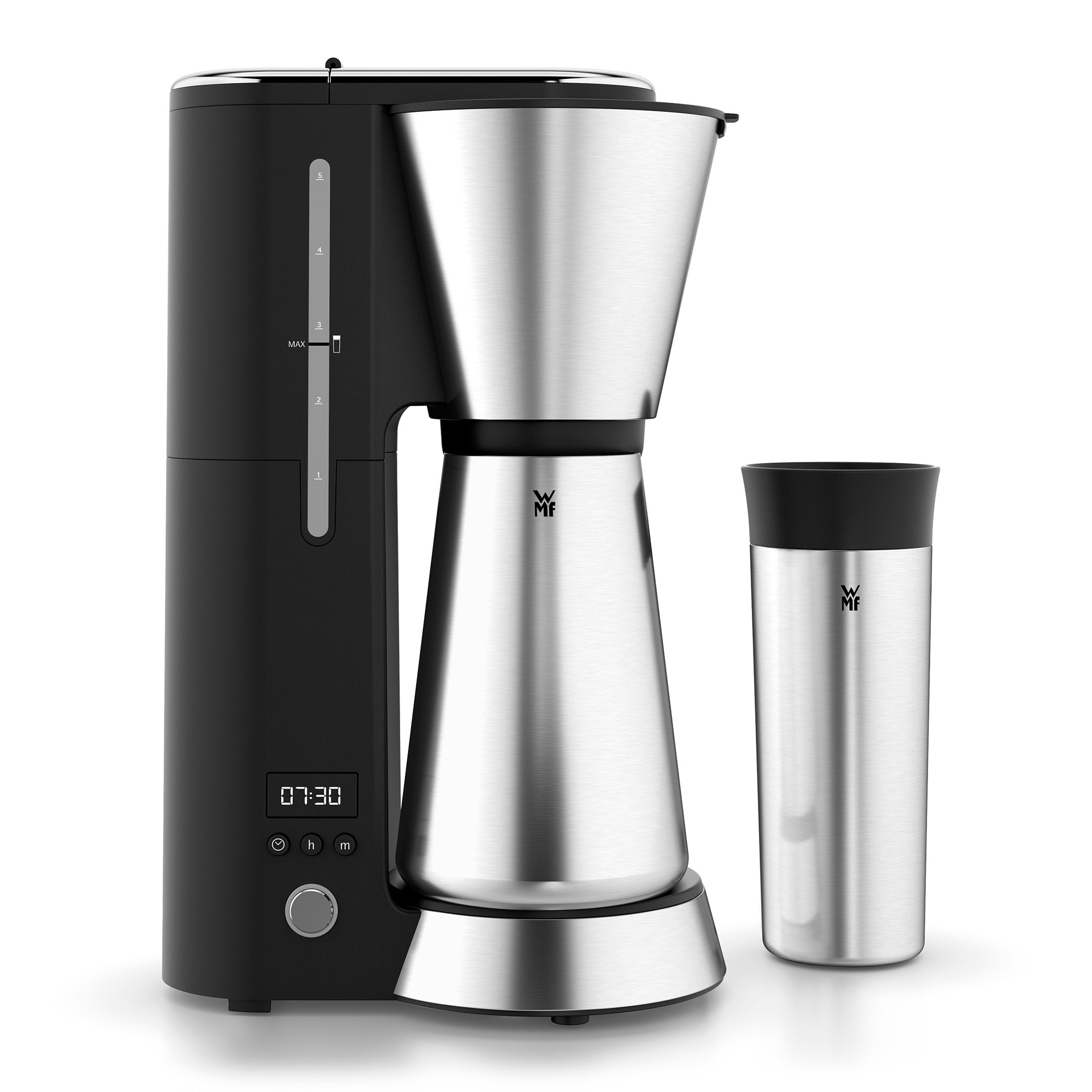 Schwarze und silberne Kaffeemaschine und ein passender Reisebecher. Weißer Hintergrund.