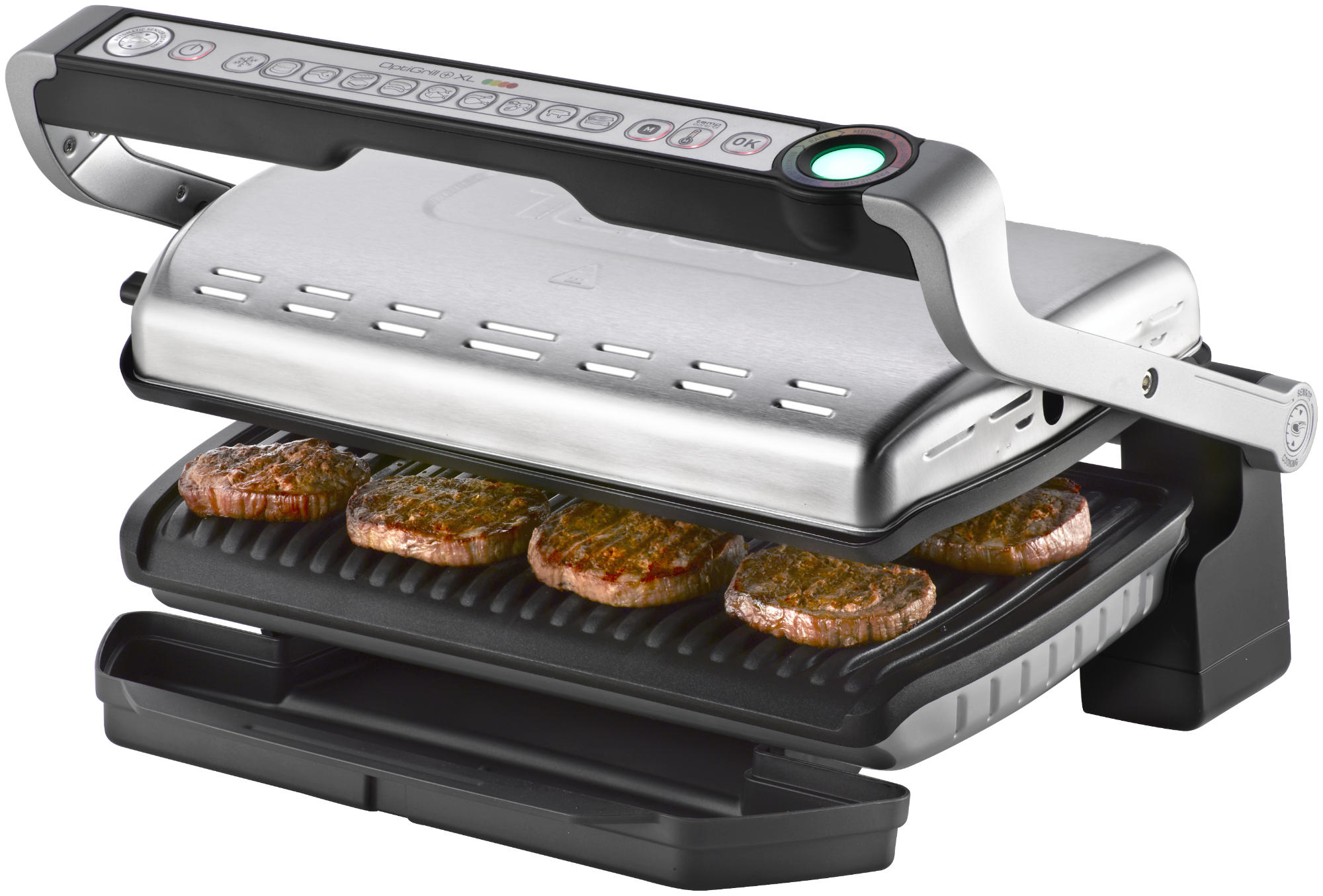 Silberner und schwarzer Grill mit Steaks. Steaks auf dem Grill. Bedienfeld oben. Schwarze Basis. Weißer Hintergrund.