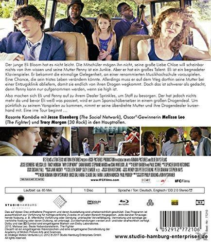 DVD-Rückseite: Filmcrew in einem Bus. Text, Logos und ein Barcode.